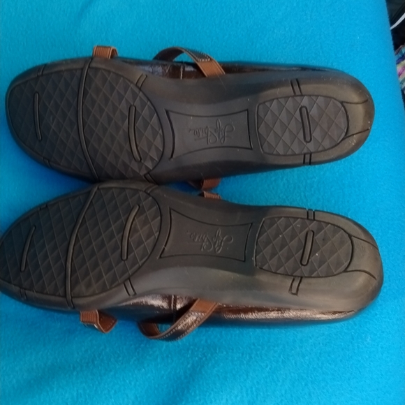 Life Stride Woman's Bronze metallic Flats Rubber Sole Size 8.5 Excel Condition - Picture 4 of 6